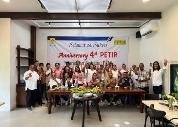 metrodeli/istimewa FOTO BERSAMA : Ketua PETIR Amru Lubis didampingi Sekretaris Said Ilham Assegaf, Bendahara Iren dan pengurus lainnya berfoto bersama dengan Manajer Komunikasi dan TJSL PLN UID Sumut Surya Syahputra Sitepu, Manajer Perizinan dan Komunikasi Effi Polapa, Asmen Niaga dan Pemasaran UP3 Medan Andi, serta Asmen Medan Utara Rita Angraeni serta rombongan saat menghadiri Anniversary 4th PETIR di SRIKANDI Jalan Samanhudi Medan, Rabu (8/1) sore.