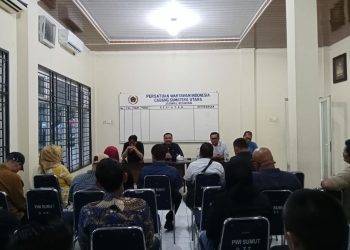 metrodeli/istimewa GABUNGAN :Ketua PWI Sumut H Farianda Putra Sinik, SE didampingi pengurus lainnya dalam rapat gabungan dihadiri pengurus harian PWI Sumut dan pengurus PWI Kabupaten/Kota di Gedung PWI Parada Harahap Medan Jalan Adinegoro Medan, Sabtu (18/1).