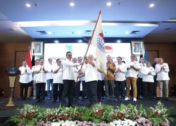 metrodeli/istimewa LANTIK : Mendag Budi Santoso melantik Kepengurusan DPP GPEI 2024 - 2029 di kantor Kementerian Perdagangan Jakarta, Rabu (22/01). Tampak Mendag menyerahkan Bendera Pataka GPEI kepada Ketua Umum Benny Soetrisno.