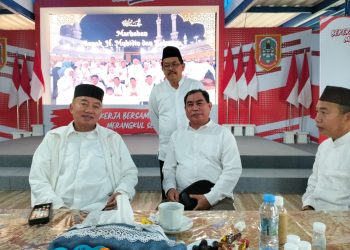 metrodeli/istimewa SAMBUT GUBERNUR: Ketua PWI Kalsel, Zainal Helmie, menyambut kedatangan Gubernur Kalsel H Muhidin di kediaman, Kamis (23/1) petang, sekaligus menyampaikan rencana kehadiran Presiden Prabowo pada puncak perayaan HPN tanggal 9 Februari.