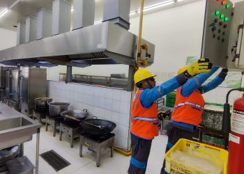 matrodeli/istimewa CEK INSTALASI : Petugas Pelayanan Teknik (Yantek) melakukan pengecekan instalasi listrik Satuan Pelayanan Pemenuhan Gizi (SPPG) atau Dapur Makan Bergizi Gratis (MBG) di Kelurahan Srondol Wetan, Kecamatan Banyumanik, Kota Semarang.