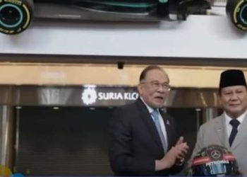 metrodeli/istimewa HADIAH: Presiden Prabowo Subianto menerima hadiah helm F1 dari PM Malaysia Anwar Ibrahim di Menara Kembar Petronas, Kuala Lumpur, pada Senin (27/1/2025) lalu.