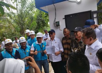 metrodeli/istimewa TINJAU :Menko Bidang Pangan Dr (HC) Zulkifli Hasan, SE, MM didampingi Pj Gubsu Agus Fatoni, GM PLN UID Sumut Agus Kuswardoyo diwakili Senior Manajer Distribusi dan Manajemen Pelanggan Donny Adriansyah, Manajernya Komunikasi dan TJSL Surya Syahputra Sitepu, Manajer UP3 Pakam Hiro Pingkir Pardede, Plt Bupati Deliserdang Ir Wiriya Al-rahman, MM dan lainnya saat meninjau pengoperasian mesin listrik pompa air irigasi di Desa Dalu Sepuluh-B Kecamatan Tanjung Morawa Deliserdang, Selasa (21/1) sore.