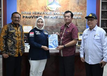 metrodeli/istimewa JENGUK KORBAN : Sekdaprov Sumut M Armand Effendy Pohan didampingi para OPD Pemprov Sumut menjenguk dan memberikan dukungan kepada mantan Kepala Dinas Perikanan Sumut dan juga Asisten Kesejahteraan Sosial OK Zulkarnain yang mendapat musibah kebakaran rumahnya di Jalan Kedondong, Marindal I Deliserdang, Jumat (24/1).