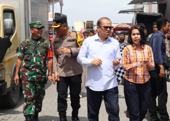 metrodeli/istimewa Ketua KPU Sumut Agus Arifin bersama Ketua KPU Medan Mutia Atiqah saat pelepasan logistik Pilkada di gudang Logistik KPU Medan, November setahun lalu.