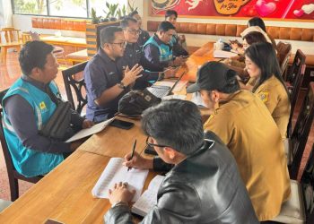 metrodeli/istimewa SOSIALISASI: pegawai PLN UP3 Bukit Barisan sedang melakukan sosialisasi tarif diskon listrik kepada Pemkab Dairi, Senin 3 Februari 2025.