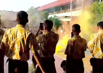 Metrodeli/istimewa Ratusan pelajar MAN 2 Model Medan melakukan aksi unjukrasa di sekolah mereka pada Jumat (7/2/2025). Dalam aksi ini, pelajar MAN 2 Model Medan menyalakan flare sebagai ungkapan protes kepada kepala sekolah.