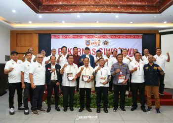 metrodeli/istimewa RAKERNAS SIWO : Para pengurus SIWO PWI Pusat dan daerah berfoto bersama Ketua Umum Hendrik CH Bangun usai Rakernas 2025 di Banjarmasin, kemarin.