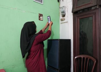 metrodeli/Ilustrasi Seorang pelanggan yang sedang melakukan SWACAM untuk pengecekan tagihan pada PLN Mobile.