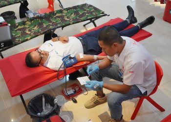 metrodeli/istimewa DONOR DARAH : GM PLN UID Sumut Agus Kuswardoyo mengikuti aksi donor darah dalam rangka memperingati bulan K3 di kantornya, baru-baru ini.