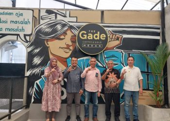 metrodeli/istimewa FOTO BERSAMA: Ketua Komisi Informasi Sumut Abd Harris SH MKN, Komisioner Bidang Kelembagaan Dr Cut Alma Nuraflah, Komisioner Bidang PSI Syafii Sitorus , Deputy Operasional Basuki Tri Andayani, Kabag Humas & Protokoler Febrian Mega Putra, Jumat, 14 Februari 2025.