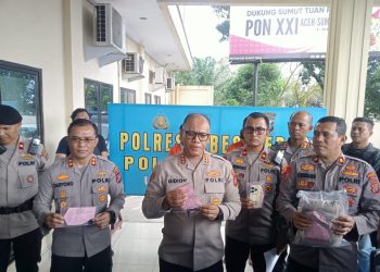 metrodeli/bray TUNJUKKAN : Kapolrestabes Medan didampingi Plt Wakapolrestabes, Kabag Ops dan Kapolsek Sunggal menunjukkan barang bukti yang digunakan pelaku Curat dalam melakukan aksinya, Rabu, 26 Februari 2025.