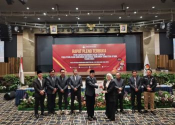 metrodeli/istimewa SK PENETAPAN: Ketua KPU Sumut Agus Arifin menyerahkan Surat Keputusan Nomor 139/2025 tentang penetapan pasangan calon Gubernur dan Wakil Gubernur Sumatera Utara terpilih 2024 kepada Ketua DPRD Sumut Erni Ariyanti usai Rapat Pleno Terbuka di Hotel Grand Mercure Medan, Rabu (5/2).