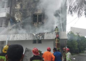 metrodeli/istimewa TERBAKAR : Kebakaran Gedung Dinas Pendidikan Pemprov Sumut di Jalan Kartini Rabu, 26 Februari 2025, sekitar pukul 12.20 WIB.