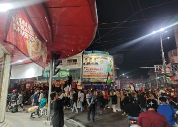metrodeli/alhafiz PAWAI OBOR : Seribuan warga ikuti pawai obor di Medan melintas di persimpangan Jalan Brigjen Katamso dengan Jalan Pemuda Medan, Rabu (25/2) malam.