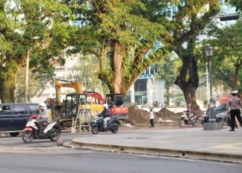 metrodeli/istimewa BONGKAR : Setelah pembongkaran Merdeka Walk dan pusat kuliner di Lapangan Merdeka Medan, Senin, 28 Februari 2025, di mana suasana di kawasan ini memang terasa lebih lega dan terbuka. Tampak pekerja masih berupaya menuntaskan area pejalan kaki depan Mandiri.