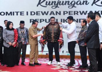 metrodeli/istimewa KUNJUNGAN KOMITE 1 DPD-RI: Pj Gubernur Sumatera Utara Agus Fatoni bersama Walikota Medan Bobby Afif Nasution menerima kunjungan kerja Komite I Dewan Perwakilan Daerah Republik Indonesia (DPD RI) di Aula Tengku Rizal Nurdin, Rumah Dinas Gubernur, Jalan Sudirman, Medan, Senin (3/2/2025).