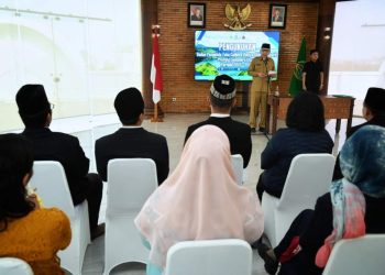 metrodeli/istimewa KUKUHKAN : Pj. Sekdaprov Sumut, Effendy Pohan mengukuhkan General Manager dan Manager Badan Pengelola Toba Caldera Unesco Global Geopark Sumut di Pendopo Lantai 9, Kantor Gubernur Sumut, Jalan Diponegoro No. 30, Medan, Selasa, 4 Februari 2025.