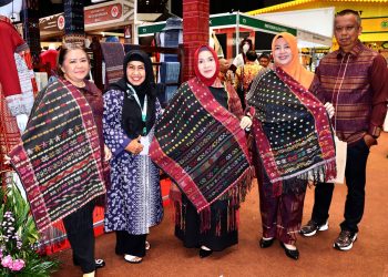 metrodeli/istimewa Inacraft : Pj. Ketua Dekranasda Sumut, Tyas Fatoni Bersama Pj. Wakil Ketua Harian Dekranasda Sumut, Yulia Effendy Pohan menghadiri Inacraft Tahun 2025 yang diselenggarakan di Jakarta Convention Center (JCC), Senayan, Jakarta, Rabu 5 Februari 2025.