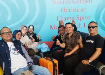 metrodeli/istimewa HADIRI HPN : Para pengurus PWI Sumut dipimpin Kepala Rombongan Riza Mulyadi dan Wakil Puji berfoto bersama setibanya di Banjarmasin, kemarin.