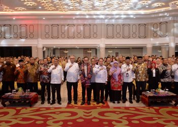 metrodeli/istimewa ARAHAN: Wamendagri Bima Arya berfoto bersama Pj Gubsu Agus Fatoni, Kadis Kominfo Sumut Ilyas Sitorus dan lainnya usia pengarahan pada ASN Pemprov Sumut di Aula Raja Inal Siregar, Kantor Gubernur, Jalan Diponegoro, Medan, Jumat, 7 Februari 2025.