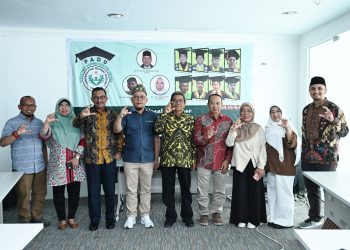 metrodeli/istimewa FGD PADU : Kadis Kominfo Provinsi Sumut Ilyas S Sitorus bersama anggota DPRD Sumut Aripay Tambunan yang juga Ketua PADU serta para Guru Besar UNIMED pada acara Focus Group Discussion (FGD) bersama PADU di Parapat, Simalungun, Minggu, 9 Februari 2025.