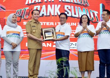 metrodeli/istimewa RAPAT KERJA : Pj Gubsu Agus Fatoni pimpin rapat kerja PT Bank Sumut Semester I Tahun 2025 di Ballroom Gedung Bank Sumut Jalan Imam Bonjol Kota Medan, Selasa 18 Februari 2025. Rapat tersebut dihadiri seluruh Direksi dan Pimpinan PT. Bank Sumut.