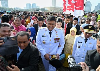 metrodeli/istimewa MENUJU PELANTIKAN : Gubernur Sumut M Bobby Afif Nasution bersama isterinya Kahiyang Ayu dan Wakil Gubernur Sumut Surya bersama isterinya Titiek Sugiharti saat tiba di kawasan Monas untuk berjalan memasuki halaman Istana Negara pada momen Pelantikan dan Pengambilan Sumpah Jabatan Gubernur dan Wakil Gubernur, Bupati dan Wakil Bupati, Walikota dan Wakil Walikota hasil Pilkada Serentak Tahun 2024 di Istana Negara, Jalan Veteran, Jakarta, Kamis 20 Februari 2025.