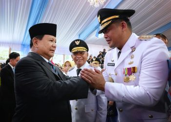 Analisa/istimewa BERSALAMAN : Gubernur Sumut M Bobby Afif Nasution bersama Wakil Gubernur Sumut Surya saat bersalaman dengan Presiden Republik Indonesia Prabowo Subianto usai Pelantikan dan Pengambilan Sumpah Jabatan Gubernur dan Wakil Gubernur, Bupati dan Wakil Bupati, Walikota dan Wakil Walikota hasil Pilkada Serentak Tahun 2024 di Istana Negara, Jalan Veteran, Jakarta, Kamis (20/2).
