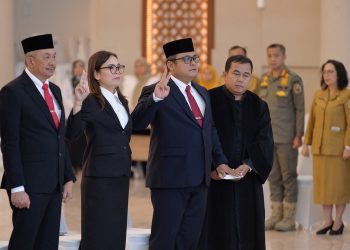 metrodeli/istimewa LANTIK : Wakil Gubernur Sumatera Utara (Sumut) Surya melantik sebanyak 12 orang Pejabat Pimpinan Tinggi Pratama di antaranya Sulaiman Harahap pada lingkungan Pemerintah Provinsi Sumut di Aula Raja Inal Siregar, Kantor Gubernur Sumut Jalan Diponegoro Kota Medan, Senin (24/2).