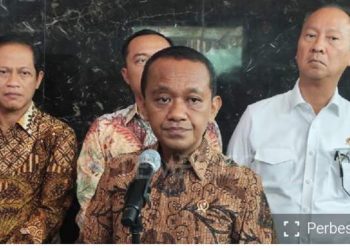 Menteri Energi dan Sumber Daya Mineral (ESDM) Bahlil Lahadalia dan Menteri Perindustrian Agus Gumiwang Kartasasmita (Kanan) dalam Rapat Satgas Hilirisasi dan Ketahanan Energi di Kementerian ESDM