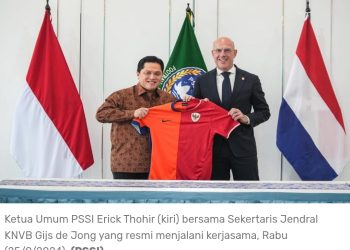 Ketua Umum PSSI Erick Thohir (kiri) bersama Sekertaris Jendral KNVB Gijs de Jong yang resmi menjalani kerjasama, Rabu (25/9/2024). (PSSI)