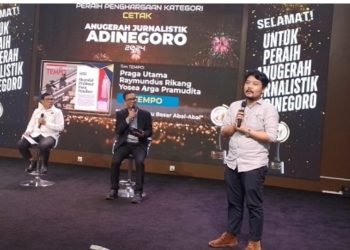 metrodeli/istimewa MENANG AJA : Praga Utama (paling kanan) memberi kesan usai menjadi pemenang Anugerah Jurnalistik Adinegoro (AJA) 2024 kategori jurnalistik cetak disaksikan Ketua umum PWI Pusat Hendry Ch Bangun (paling kiri) dalam seremoni pengumuman pemenag AJA 2024 di Auditorium RRI Jakarta., Selasa, 4 Februari 2025.