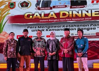 metrodeli/istimewa GALADINNER : Menbud Fadli Zon (keempat dari kanan) didampingi Gubernur Kalsel H Muhidin (kedua dari kanan) dan Ketua Umum PWI Pusat Hendry Ch Bangun (paling kiri) foto bersama usai mengucap selamat kepada pemenang Lomba Puisi Wartawan dalam rangkaian acara Puncak HPN 2025 Kalsel di Banjarmasin, Sabtu, 8 Februari 2025, malam. 
