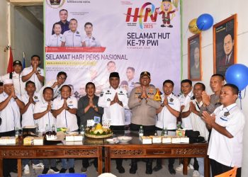 Metrodeli/istimewa SYUKURAN : PWI Madina mengadakan syukuran sederhana dengan menyantuni anak yatim dihadiri Bupati Madina, Kapolres Madina dan Ketua STAIN Madina Prof Dr H Sumper Mulia di kantornya, Rabu (12/2).