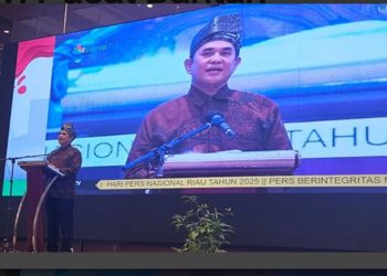metrodeli/istimewa HPN: Ketua Umum PWI Pusat Zulmansyah Sekedang Sekedang pidato pada puncak peringatan Hari Pers Nasional (HPN) 2025 di Pekanbaru, Minggu (9/2).