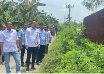 metrodeli/istimewa TINJAU: Ketua DPRD Deli Serdang, Zakky Shahri dan anggota dewan lain beserta, Ketua Ombudsman RI Perwakilan Sumut, Hardensi Adnin meninjau lokasi pagar hutan lindung yang ada di kawasan Desa Regemuk Kecamatan Pantai Labu, Senin 24 Februari 2025. Dewan janji kalau kasus ini akan mereka bawa RDP kedepannya.  