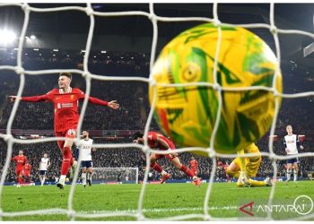 metrodeli/istimewa Arsip - Pesepak bola Liverpool Dominik Szoboszlai merayakan golnya ke gawang Tottenham Hotspur dalam laga leg kedua semifinal Piala Liga di Anfield, Liverpool, Inggris, Kamis, 6 Februari 2025. ANTARA FOTO/REUTERS/Dylan Martinez/foc.