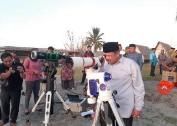 metrodeli/istimewa Ilustrasi Tim Hisab Rukyat Kanwil Kemenag Kepri Amati Hilal Awal Syawal di Tanjung Setumu. (dok. kemenag kepri)  