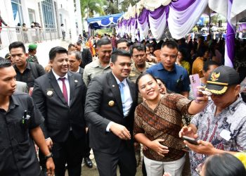 metrodeli/istimewa PERINGATAN HUT : Gubernur Sumatera Utara (Sumut) Muhammad Bobby Afif Nasution menghadiri acara peringatan Hari Ulang Tahun (HUT) ke-21 Kabupaten Samosir di Halaman Kantor Bupati Samosir, Kamis 6 Maret 2025.