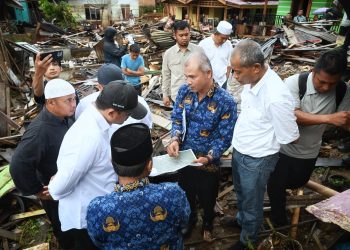 metrodeli/istimewa TINJAU BANJIR : Gubernur Sumut Bobby Nasution meninjau lokasi banjir bandang di Kelurahan Aek Tapang, Kota Padangsidimpuan, Senin 17 Maret 2025.