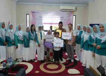 metrodeli/istimewa KETAHANAN PANGAN: Foto Bersama PIKK, YBP3 Padang Sidempuan dengan penerima manfaat Program Ketahanan Ekonomi, Santunan Yatim Dhuafa dan Pemberian Mushaf Al Qur'an, belum lama ini.