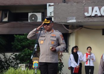 metrodeli/bray APEL : Kapolrestabes Medan Kombes Gidion Arif saat memimpin apel pagi personel Polrestabes Medan, di halaman upacara Markas Polrestabes Medan, Jalan HM Said No 1 Medan, Senin 3 Maret 2025