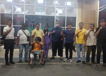 metrodeli/bray TEMBAK PELAKU: Personel Unit Reskrim Polsek Medan Area menembak pelaku pencurian di Kantor Legacy Agency Avrust Assurance Jalan Asia Medan, Senin 3 Maret 2025.