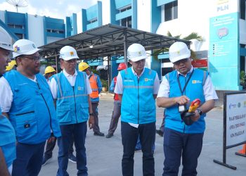 metrodeli/istimewa PENGECEKAN : Senior Manager Niaga dan Manajemen Pelanggan Donny Adriansyah dan Senior Manager Distribusi Hariadi Fitrianto saat melakukan pengecekan peralatan kerja peluncuran program tema “Siantar Tancap Gas 2025”. di halaman kantor PLN UP3 Pematangsiantar, Senin, 3 Maret 2025.