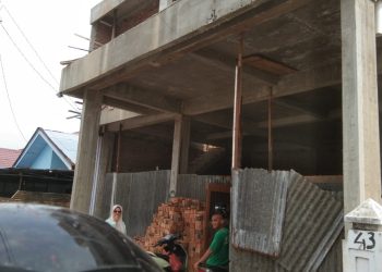 metrodeli/istimewa BANGUNAN BERMASALAH : Pengawas bangunan dan istri pemilik rumah meninggalkan wartawan yang tengah mengkonfirmasi terkait bangunan di Jalan Pahlawan Gang Rukun Kelurahan Pahlawan Kecamatan Medan Perjuangan, Kota Medan, Kamis, 6 Maret 2025.