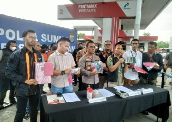 metrodeli/bray PEMAPARAN : Kapolrestabes Medan Kombes Pol Gidion Arif Setyawan melalui Waka Polrestabes Medan AKBP Taryono menyampaikan pemaparan seputar penggerebekan dan membongkar SPBU Nagalan 14.201.135 Jalan Flamboyan Raya, No 9, Kelurahan Tanjung Selamat, Kecamatan Medan Tuntungan karena terlibat jual oplosan BBM Pertalite, Jumat 7 Maret 2025.