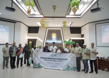 metrodeli/istimewa BINGKISAN RAMADAN: Manajemen PLN UID Sumut dan YBM PLN berfoto bersama dengan penerima manfaat bantuan Bingkisan Ramadan di UP3 Bukitbarisan, Minggu, 09 Maret 2025.