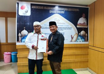 metrodeli/istimewa DUKUNG : PengProv Pergatsi Sumut melaui Wakil Ketua Umum 1 Ir.Malik Assalih Harahap, ST, MM, IPM memberikan surat dukungan kepada kepada Ketua Umum PengProv FOPI Sumut Kolonel Purn TNI Hatunggal Siregar sebagai Calon Ketua Umum KONI Sumatera Utara Periode 2025-2029, kemarin.