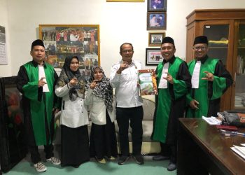 metrodeli/istimewa Laporan Tahunan : PPID Kemenag Sumut diwakili Ketua Tim Humas Data dan Informasi (Humas Datin) Kanwil Kemenag Sumut H Mulia Banurea MSi didampingi dua stafnya menyerahkan laporan tahunan kepada Wakil Ketua Komisi Informasi Sumut Drs Eddy Syahputra AS MSi didampingi Deddy Ardiansyah dan Muhammad Safii Sitorus di kantor KI Sumut, Selasa 11 Maret 2025.